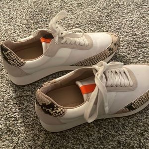 NEVER WORN Banana Republic sneakers size 9.